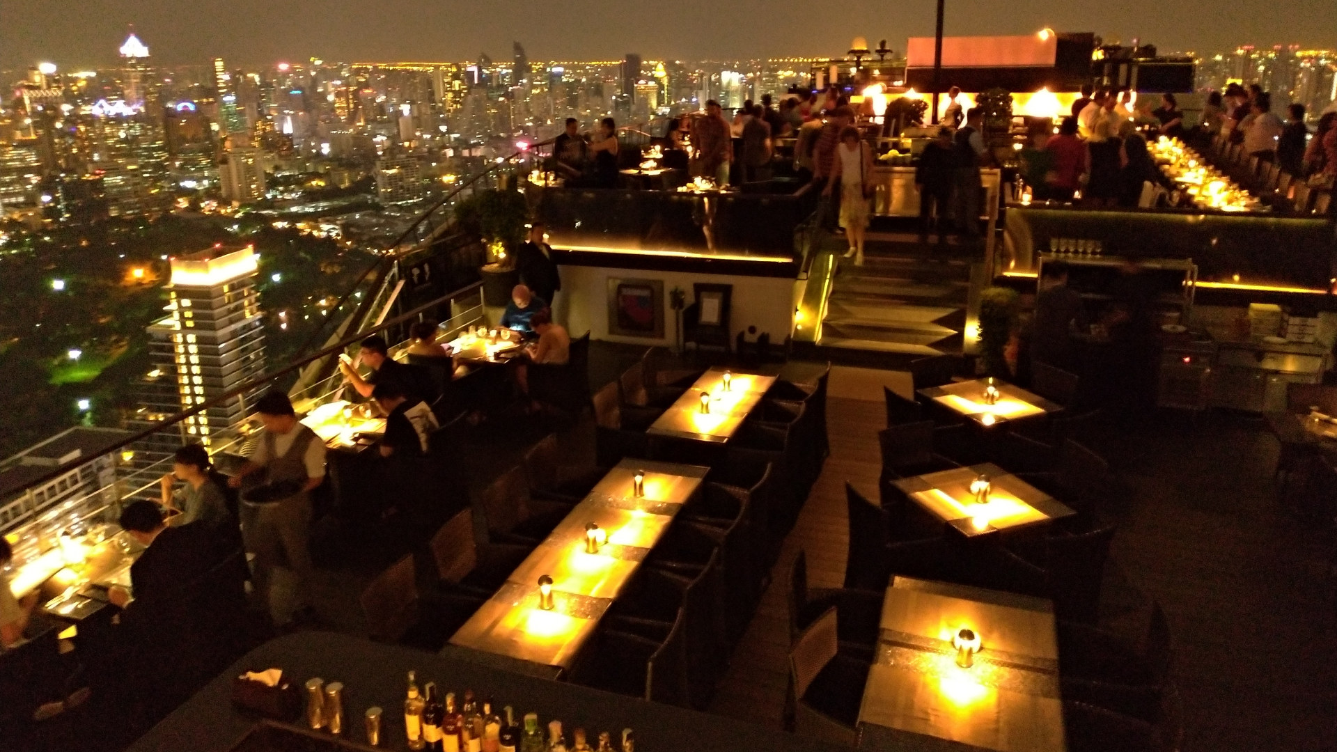 Rooftop bar Moon Bar at the Banyantree Bangkok (c)first time travelers
