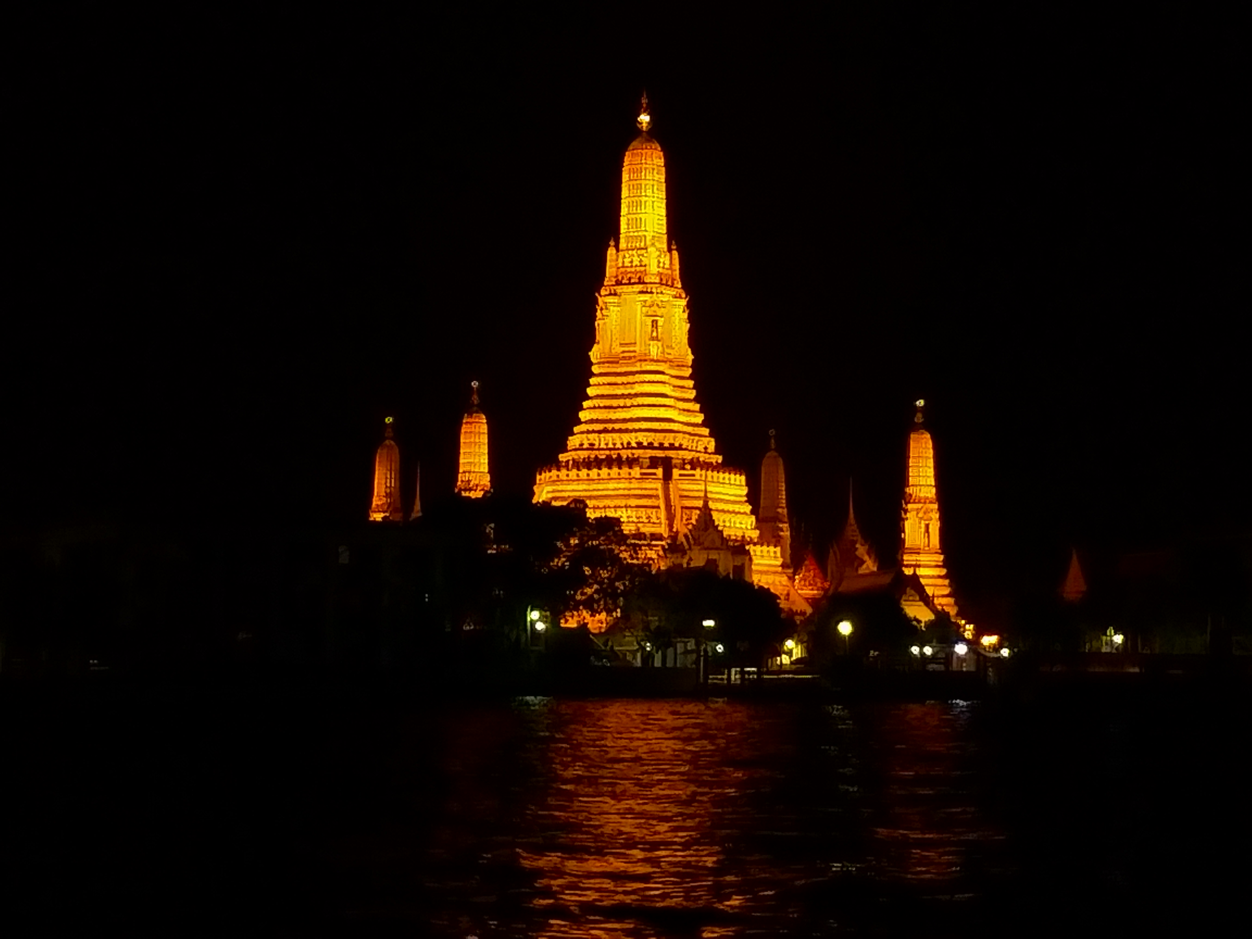 ライトアップされたワットアルンを対岸から撮影する バンコク タイ